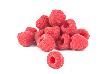 Frambuesas en fondo blanco