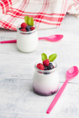 Yogurt y frutos del bosque