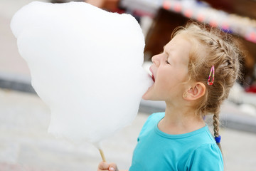 Obraz premium little girl with cotton candy