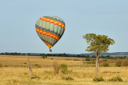Heißluftballon über der Savanne