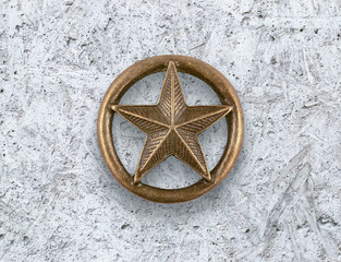 Naklejka premium Bronze star on cement background