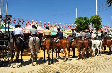 Fotobehang Groep ruiters, Sevilla Fair, Spanje © joserpizarro