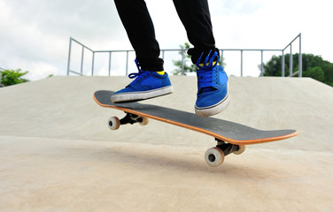 Fototapeta na wymiar skateboarding on saktepark