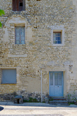 Fototapeta na wymiar フランス、プロヴァンス地方の石積みの家