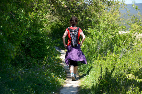 mujer caminando por el campo