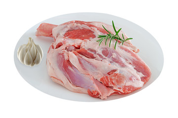 rôti d'agneau cru presenté sur plat rond