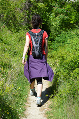 mujer caminando por el campo