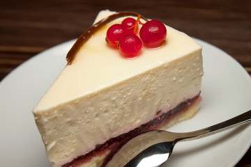 cheesecake with red currants