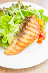 Grill salmon salad