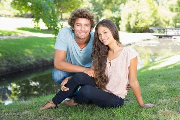 Naklejka premium Cute couple relaxing in the park