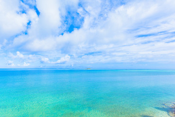 Fototapeta premium Szmaragdowo zielony ocean na Okinawie
