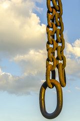 Stahlkette am Himmel mit Wolken