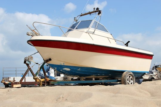 Motorboot am Strand auf Transportanhänger