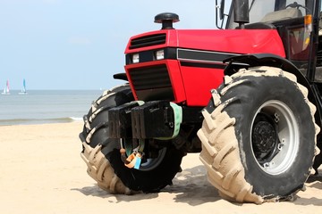 Traktor am Strand