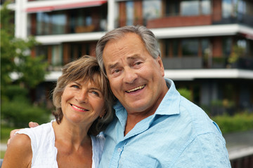 Älteres Paar vor ihrem Wohnhaus - obrazy, fototapety, plakaty