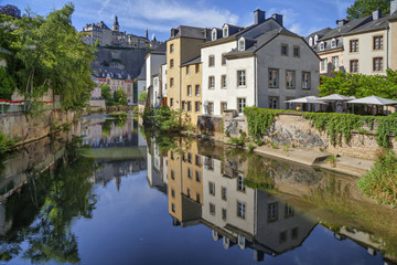 Fototapeta na wymiar Stare domy odzwierciedlając rzeki Alzette