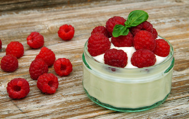Mascarponecreme mit Himbeeren
