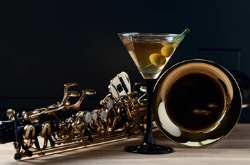 Photo sur Plexiglas Cocktail saxophone and martini with green olives