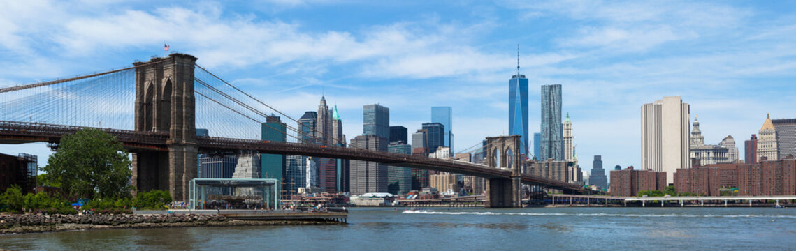 Fototapeta Panoramic view of lower Manhattan and Brooklyn bridge in New Yor