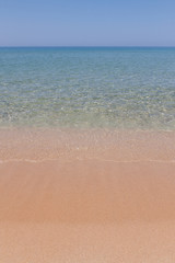 Fototapeta na wymiar bellissima spiaggia con mare pulito
