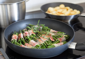 Bohnen im Speckmantel