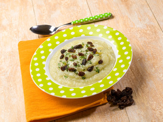 fennel soup with dried grape and parsley