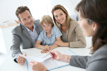 Family meeting real-estate agent to buy new home - obrazy, fototapety, plakaty