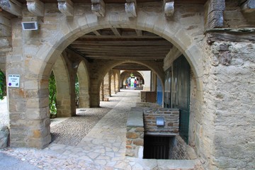 Les arcades de Sauveterre de Rouergue