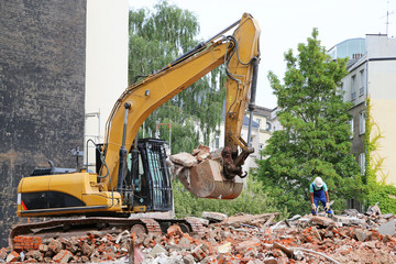 Bagger auf Schutthaufen