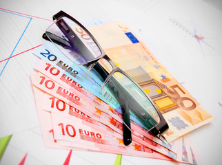 Glasses for euro banknotes on graphs.