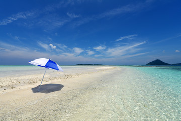 真夏の南国の美しいビーチ