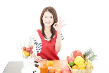 フルーツを持つ笑顔の女性