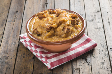 Patatas revolconas, machaconas o meneas con torreznos