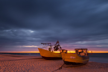 łodzie rybackie na bałtyckiej plaży © Mike Mareen