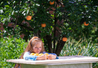 Girl with oranges © razoomanetu