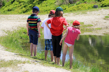 kinder am wasser