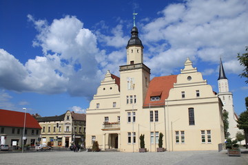 Fototapeta na wymiar Rathaus und Marktplatz in Coswig (Anhalt)