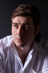 Obraz premium man posing in white shirt