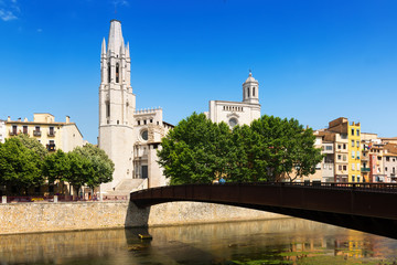 Fototapeta na wymiar Bridge over river with Collegiate Church and Gothic Cathedral