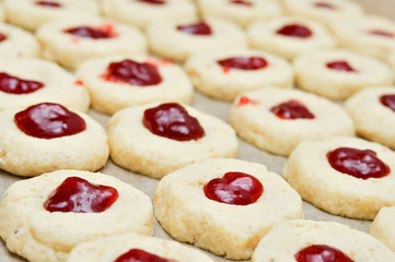 Weichnachtsgebäck - Butterplätzchen mit jam