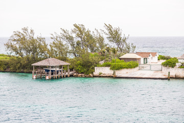 Obraz premium Boat Shelter and Home on Narrow Finger of Land