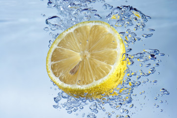 Połowa cytryny w wodzie