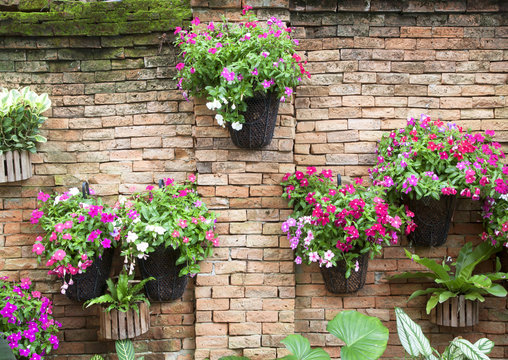 Wall flower pot
