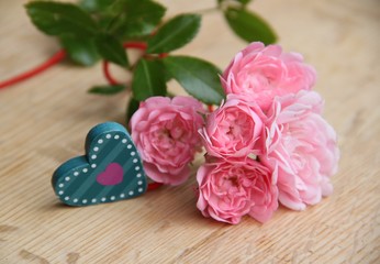 Liebe Grüße mit Rosen und Herz