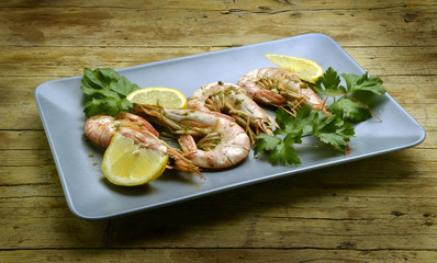Gamberi al limone Shrimp with lemon Camarão com limão
