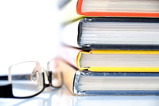 B&uuml;cher mit Brille