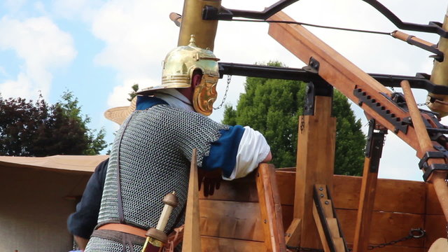 R&ouml;mischer Soldat an einer Pfeilschussmaschine