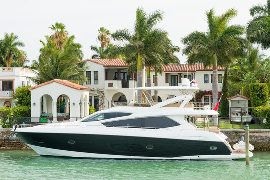 Luxurious Mansion On Star Island In Miami