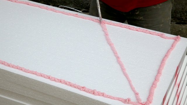 Polyurethane expanding foam glue applying to polystyrene