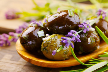 Marinierte Oliven mit Lavendelknospen, Rosmarin, Knoblauch